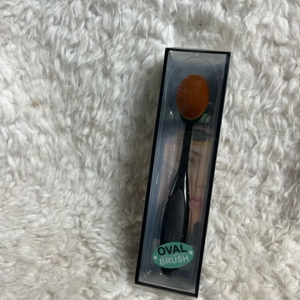 New in box Oval Blending & Contouring Brush